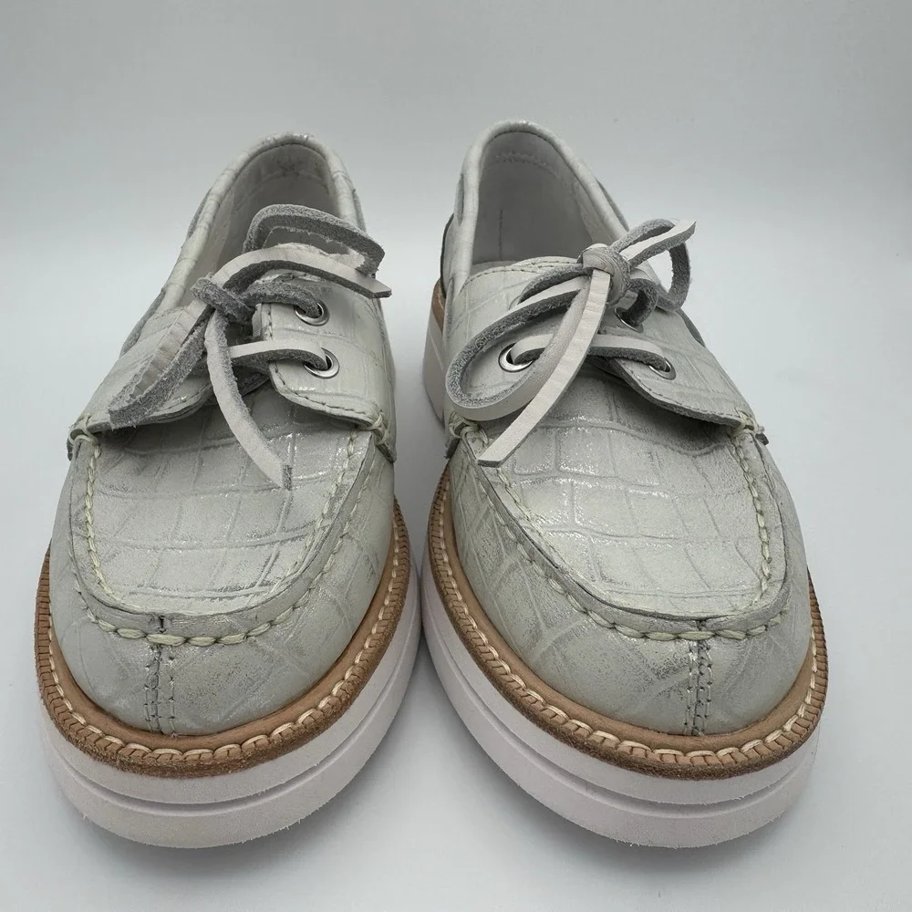 DONALD J. PILNER LILLITH‎ Boat Shoes Brushed Metallic Silver Size 6 NWOB